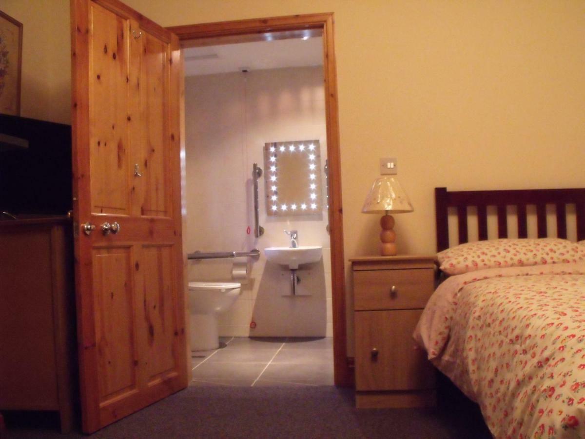 Cosy Ground Floor Disabled Friendly Room In Farm House Llandderfel Экстерьер фото